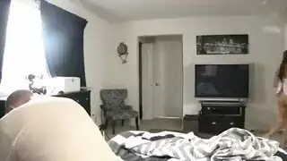 ينام مع اخته في الاريك