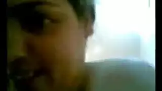 فتاة عربية شهوانية تثور على زب صلب غير مختون