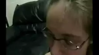 فتاة صغيرة ساذجة تأخذ قضيب الطبيب في جلسة نيك جامحة