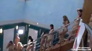 حريم فائق: 40 عاهرة على قضيب واحد