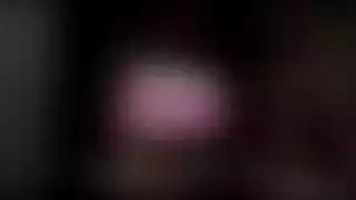 المعلمة تُؤخذ من قبل الطالب وأصدقائه في ثنائي جماعي قاسٍ