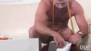 فستان فاخر، رغبات قذرة: هي تطالب بحمله