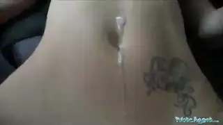 مراهقة لطيفة تتوق إلى قضيب فوري