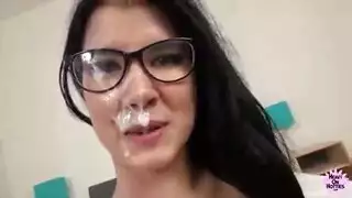 جميلة لطيفة تأخذ شرجًا قاسيًا صارخًا