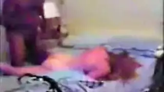 ادخال يد كله في كس بنت