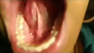  شقراء ساخنة تلعق الطيز بطريقة حميمة في مشهد pov مثير