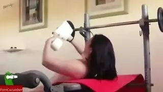 يفضح زوجته عند امها