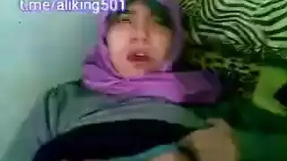طالبة ذات ثدي كبير تمارس الجنس بعد الدرس مع المدرس، يمسك ثدييها بقوة ويدخل فرجها