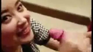 تدليله في الصالة: مفاجأة الفتاة الشابة العارية