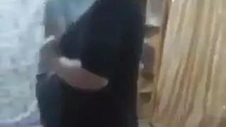 حصري: عارضة ويب كام عراقية جامحة تُملأ في بث مباشر