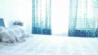 فتاة سمراء تجعله منتصباً ومستعداً للعمل