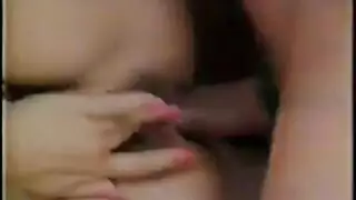 مص قضيب في الغرفة الخلفية وشرج مع مصففة شعر ذات قوام ممتلئ