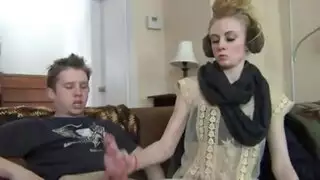 مراهقة مشاغبة تدلك قضيب أخيها الكبير