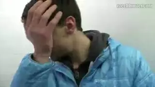 عاهرة شارع تُشترى لأجل جماع شرجي في حمام عام