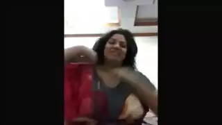 إباحي تيك توك خاص: عشيقها يشاهدها تلعب بصدرها