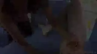 عاهرة متمرسة تضرب مؤخر رجل بعنف بلعبة