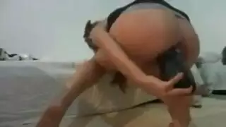 رجل ناضج ملتحي يأخذ عذرية المراهقة في فيلم إباحي