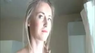 مراهقه جميلة بتضرب عشرات مع نفسها علي السرير