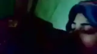 قذف داخلي بعد ساعات العمل: محجبة تُثبت على أرضية الشركة