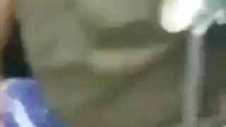 حركة جنسية في مول مزدحم: محجبة تطبع شكل قضيب على مؤخرتها