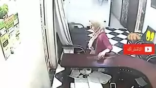 فتاة عيادة محجبة تُركب بسرعة وتمتلئ