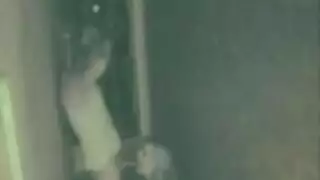مراهقة تتعرض للجماع بقوة من جارها في ممر ضيق