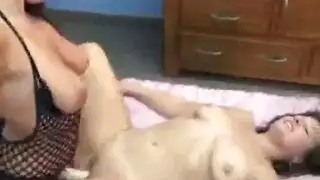 ميلفات يمارسن الجنس بقضيب صناعي ضخم