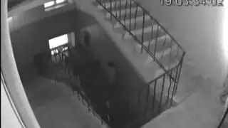 روسي ينيك جارته على السلالم