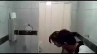 جنس في كابينة الحمام: نيك عام مع صديقته
