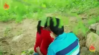 جنس ريفي رومانسي: الشاب يقبل ويداعب أثداء عشيقته الناضجة