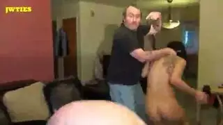 رجل أكبر سناً يمارس الجنس معي بعمق ثم يلعق فرجي المبلل