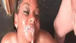 جمال غريب يأخذ قضيبين في مؤخرتها