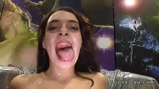 حفلة جنس في جناح الفندق: عدة أعضاء ذكرية تملأ مهبلات ضيقة
