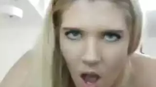 رجلها ينكحها بعمق في وضعية المؤخرة من الخلف