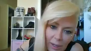 شقراء موشومة تُدك بقضيب هائل في فيديو إكس إكس إكس