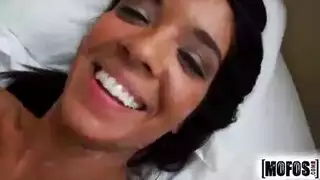 لعق القضيب قبل نكك مهبلها بدون حماية