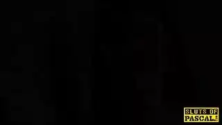 امرأة سمراء مع كبير الثدي يقبل الجنس البرية
