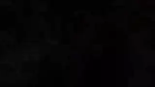 ثلاثي مطيع يقوم بتدليك قضيب صلب حتى انفجار منوي