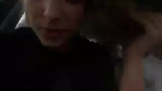 تختنق بالقضيب وتداعب فرجها الرطب