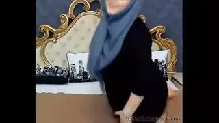 فتاة الكاميرا السورية تفتح حجابها وفتحاتها