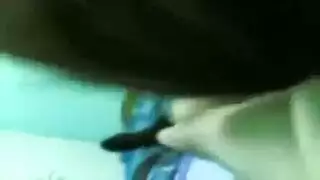 استمناء إباحي: عاملة تصل للرعشة بفرك كسها