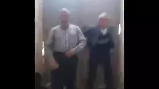 ثنائي كبير السن يمارسان الجنس العنيف في الأنقاض المهجورة