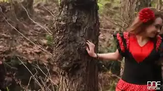 يسحب فستانها ليظهر مؤخرتها قبل أن يضرب الفلاحة الساقطة