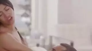 خيال الجنس الشرجي المزدوج: قضيبان صلبان يملآن كل فتحات الفتاة السمراء