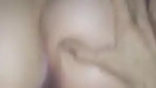 مراهقة تُضرب بوضعية الكلب تحت وهج النيون حتى النشوة