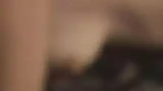 فتاة مغرية تبتلع سائل صديقها المفضل في خيال ثلاثي مثير