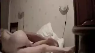 سكس سحاقي هواة: أميلف محلوقة تحصل على تفحيط كس عميق من عشيقها المراهقة