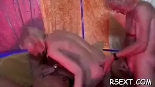 حلق عميق وشرج قاسي لشقراء صغيرة