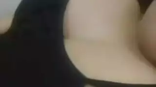 بنات يبلون على بعضهم