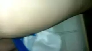شقراء ذات أثداء طبيعية ضخمة تتعرض لعملية جماعية من المراهقين
